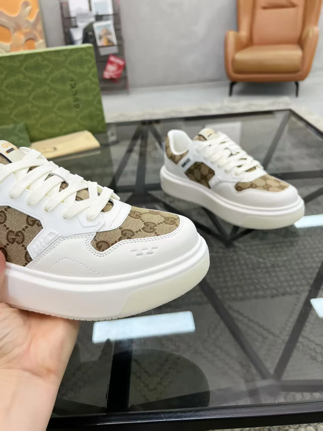 P440 new men's shoes GUCCI [Lightning] latest shoes are shipped. Original quality, fashionable, made of special materials, sheepskin lining, brand new packaging. The foot feels super comfortable and the workmanship is impeccable. Size: 38-45